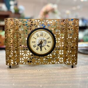 Elegant Gold Lattice Wall Clock